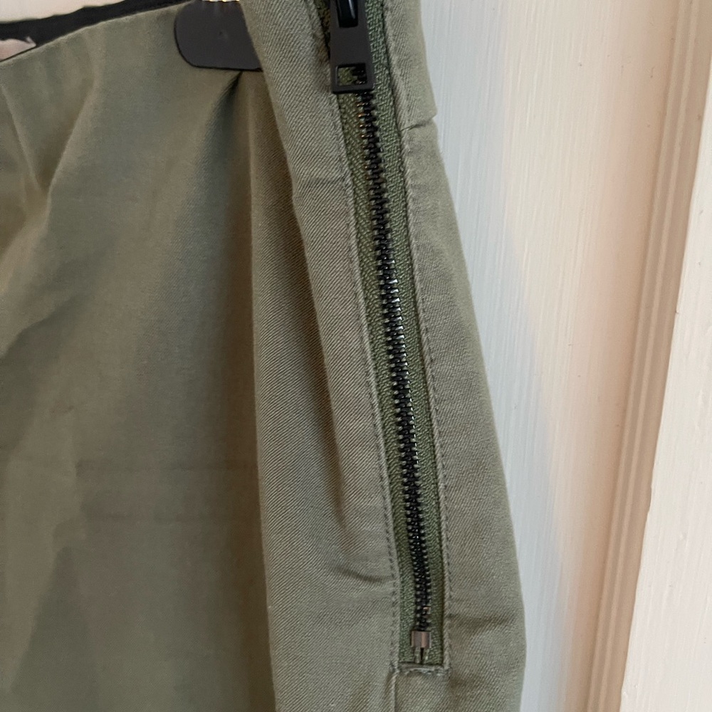 Everlane Women's Olive Chinos - Picture 2 of 3